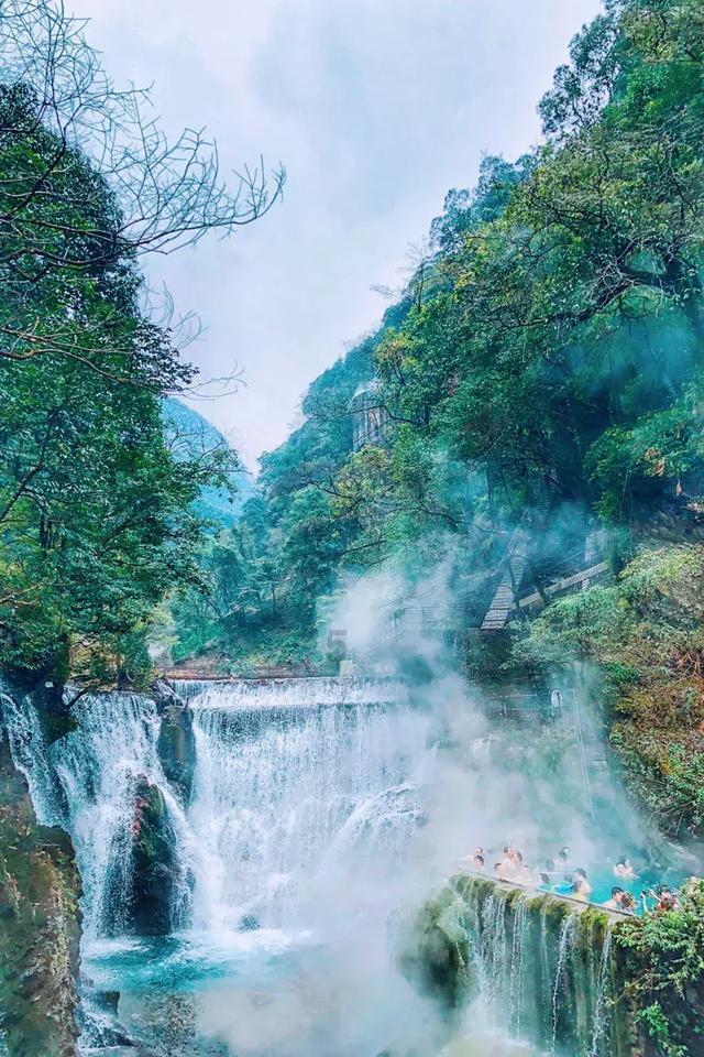 多辆车辆被困山岭路段数小时,直到他们冒雪营救